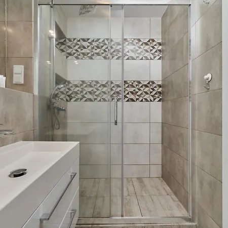 Spacious Dmowskiego By The River With Parking & Balcony By Renters アパート ヴロツワフ